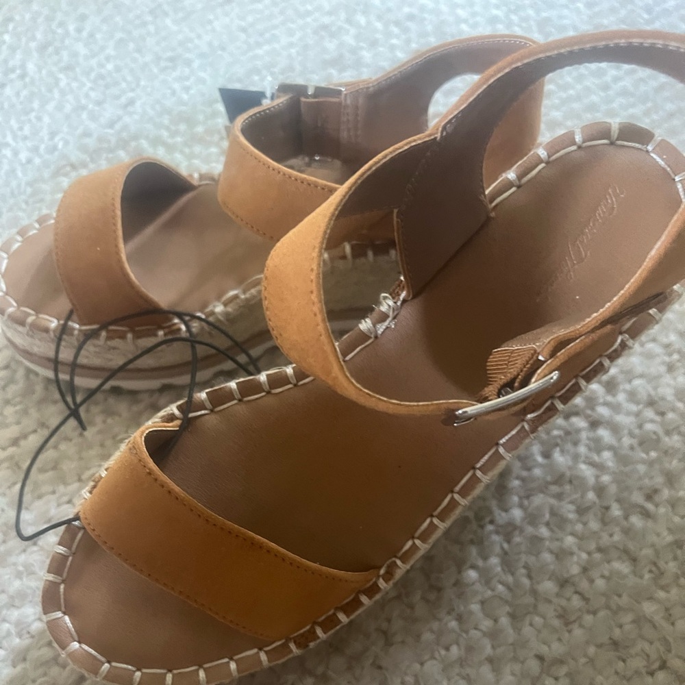 Universal thread Adea heels